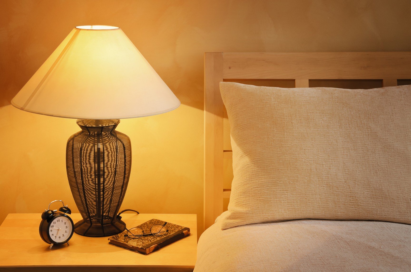 Bedroom lamps. Лампа для чтения в кровати. Bedside Lamp. Bedside Lamp на рабочем столе. Bedside Table Lamp.