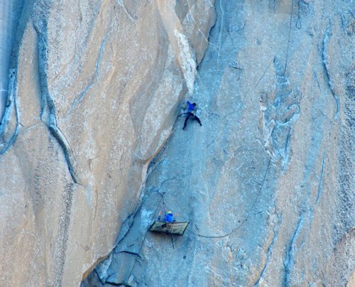 Двое альпинистов преодолевают сложнейший в мире маршрут (18 фото)