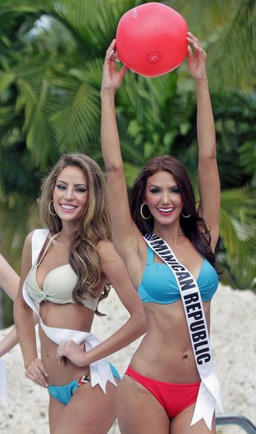 Участницы конкурса Мисс Вселенная-2014 в знаменитом шоу купальников (36 фото)