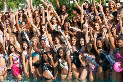 Участницы конкурса Мисс Вселенная-2014 в знаменитом шоу купальников (36 фото)