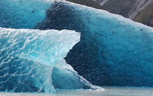 Уникальные кадры: как выглядит перевернувшийся айсберг (6 фото)