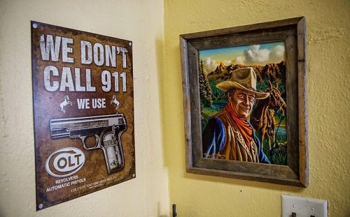 «Шутерс Грил»: Ресторан в штате Колорадо, оформленный в оружейном стиле (14 фото)
