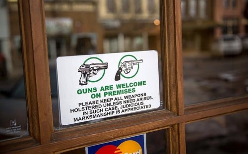 «Шутерс Грил»: Ресторан в штате Колорадо, оформленный в оружейном стиле (14 фото)
