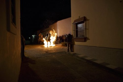 Ежегодное религиозное празднование «Луминариас» (12 фото)