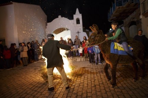 Ежегодное религиозное празднование «Луминариас» (12 фото)