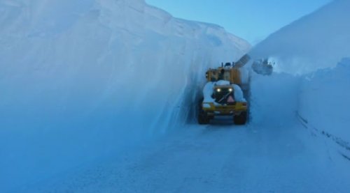 Горная дорога в Норвегии, скрытая под огромной толщей снега (6 фото)