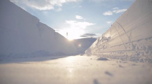 Горная дорога в Норвегии, скрытая под огромной толщей снега (6 фото)