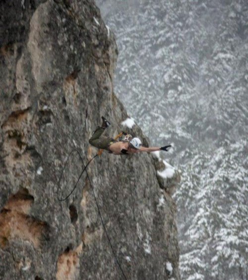 Экстремальный прыжок со скалы с закреплёнными на коже страховочными ремнями (16 фото)