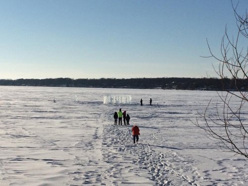 Пятеро друзей возвели Айсхендж на замёрзшем озере Рок (5 фото)