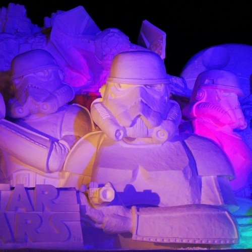 Гигантская снежная скульптура на тему "Звёздных войн", созданная военнослужащими Японии (12 фото)