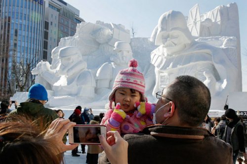 Гигантская снежная скульптура на тему "Звёздных войн", созданная военнослужащими Японии (12 фото)