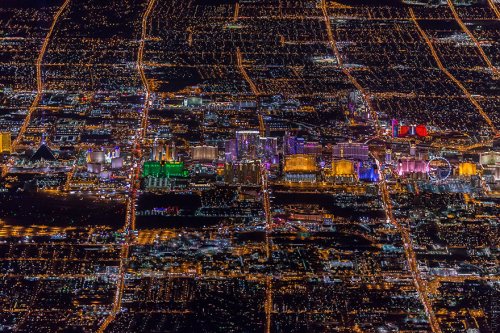 Потрясающие аэроснимки ночного Лас-Вегаса от Венсана Лафоре (11 шт)
