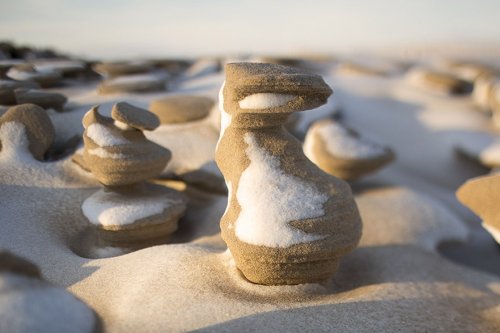 Причудливые песчаные башенки на берегу озера Мичиган (6 фото)