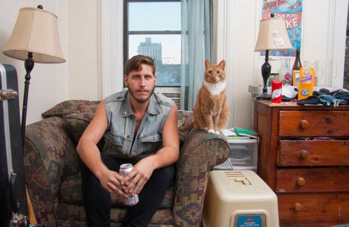 Мужчины и кошки: фотограф разрушает устоявшийся стереотип о сильных и независимых женщинах (10 фото)