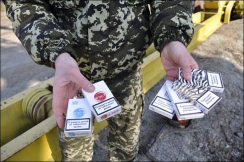 Пограничники пресекли контрабанду сигарет в брёвнах (11 фото)