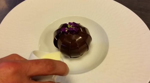 Волшебный шоколадный десерт, раскрывающийся, как цветок