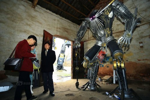 Отец с сыном создают огромных роботов Трансформеров (9 фото)