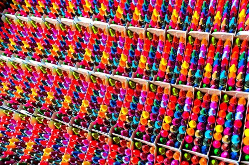 Как делают цветные мелки Crayola (19 фото)