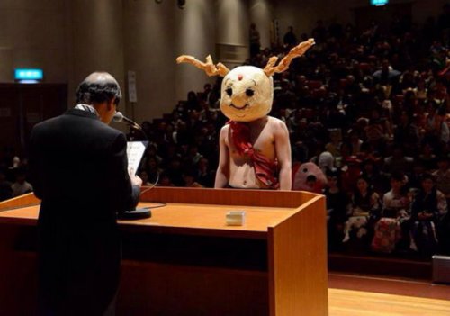 Студенческий бал в японском университете (23 фото)