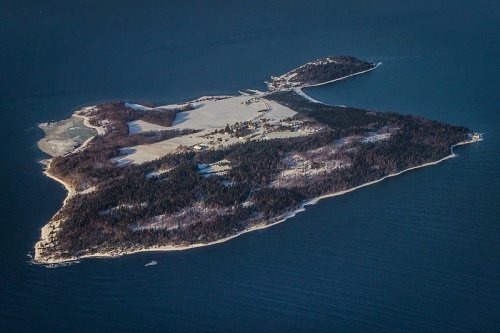 Тюрьма на острове Бастой — рай для заключённых (12 фото)