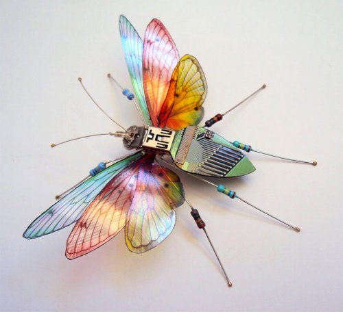 Потрясающие миниатюрные скульптуры насекомых из компьютерных компонентов (15 фото)