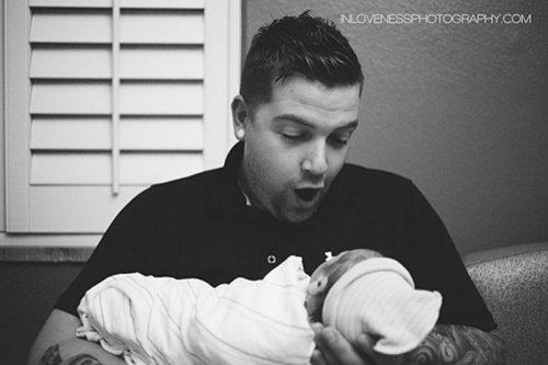 Первые минуты общения отцов со своими новорождёнными детьми (17 фото)