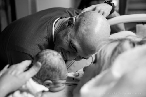 Первые минуты общения отцов со своими новорождёнными детьми (17 фото)