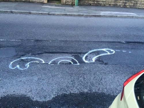 Парень рисует необычные рисунки вокруг дорожных ям, чтобы привлечь внимание властей к проблеме дорог (7 фото)