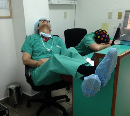 Международный врачебный флешмоб "я тоже уснул" (30 фото)