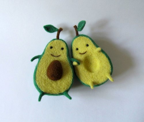 Любовь половинок авокадо (3 фото)