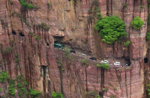 Пробка на одной из самых опасных дорог мира (5 фото)