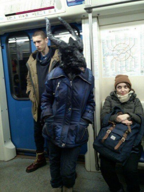Странные пассажиры в метро (28 фото)