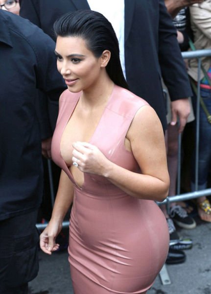 Ким Кардашян в латексном платье телесного цвета (9 фото)