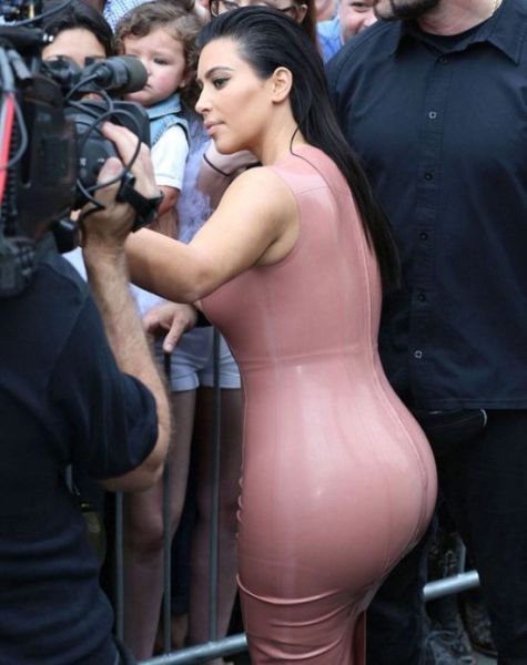 Ким Кардашян в латексном платье телесного цвета (9 фото)