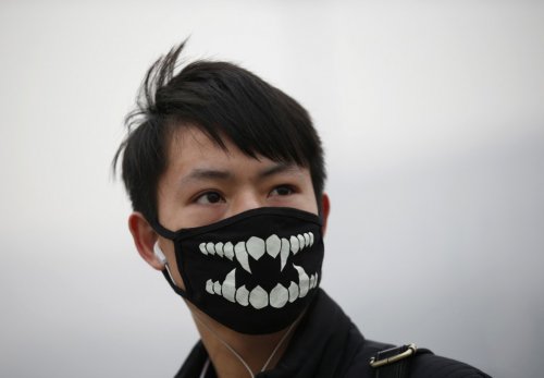 Люди в масках в разных уголках мира (20 фото)