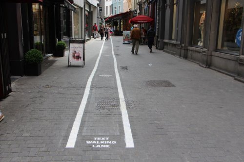 Специальные дорожки для смартфонных зомби в Антверпене (5 фото)