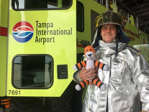 Приключения плюшевого тигрёнка Хоббса в аэропорту Тампы (7 фото)