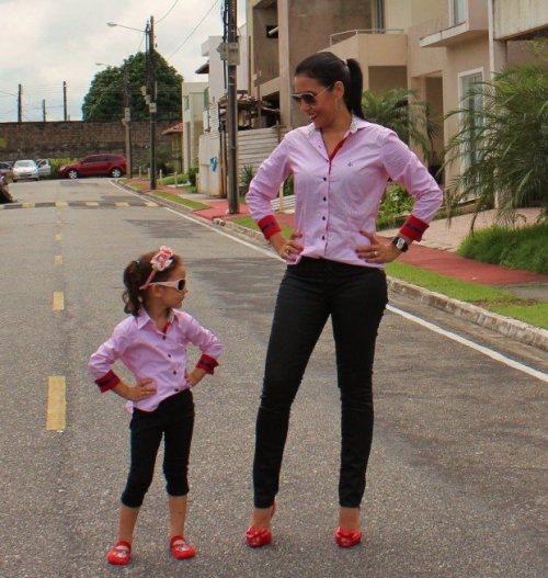 Красавицы мамы и дочки в одинаковой одёжке (32 фото)