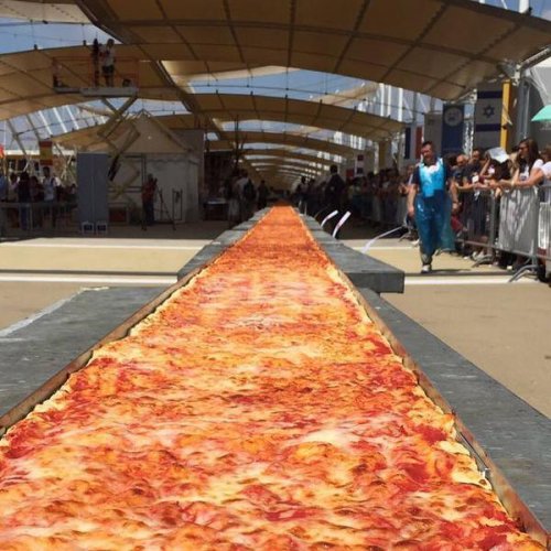 В Италии приготовили самую длинную в мире пиццу (3 фото)