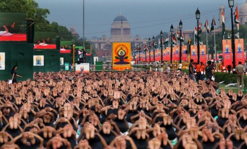 Первый Международный день йоги отметили в 192 странах мира (20 фото)