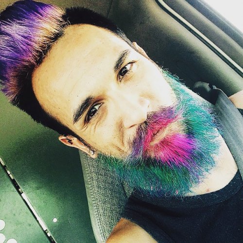 Новый тренд в мужской моде: цветные волосы и борода (20 фото)
