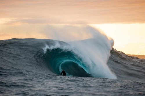 Экстремальный серфинг в фотографиях Рассела Орда (14 фото)