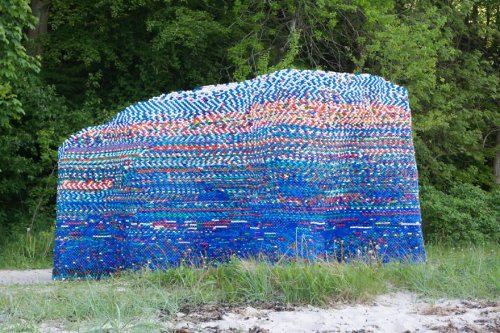 Арт-объект из пластиковых крышек (5 фото)