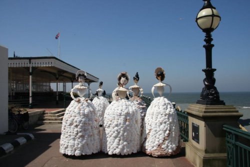 Большие куклы из ракушек художницы Энн Каррингтон (12 фото)