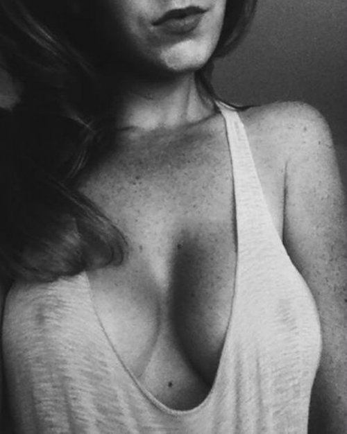 Девушки с соблазнительной грудью (21 фото)