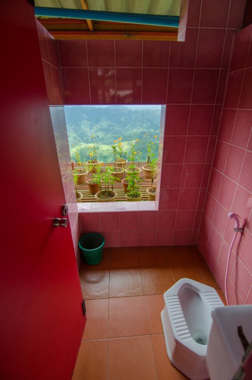 Необычные туалеты в разных уголках планеты (23 фото)