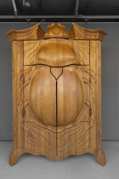 Необычный шкаф "Жук", созданный Янисом Страупе (6 фото)