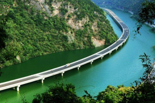 Необычный мост в Китае, построенный по течению реки (4 фото)