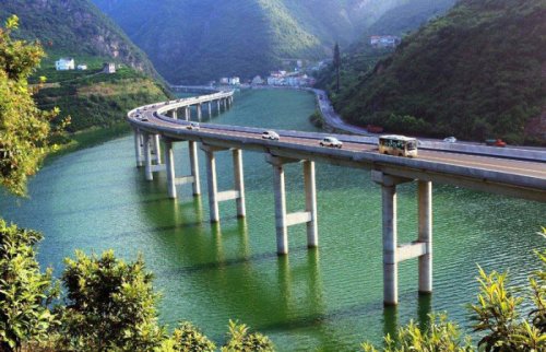 Необычный мост в Китае, построенный по течению реки (4 фото)