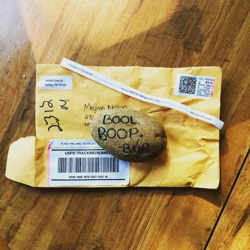 Картофельная посылка с анонимным сообщением (13 фото)